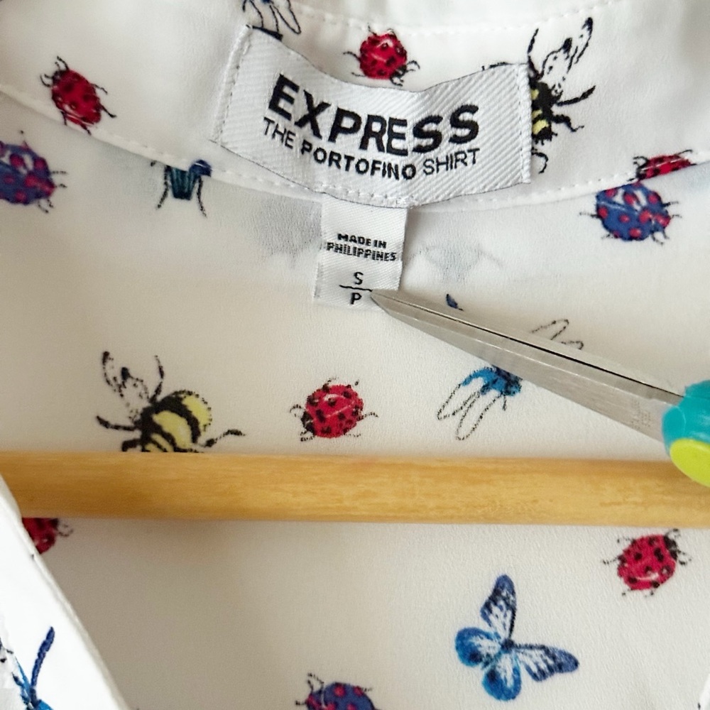 Express Portofino Whimsical Twee Insect Print Blouse White Colorful Print Size S - Picture 3 of 12